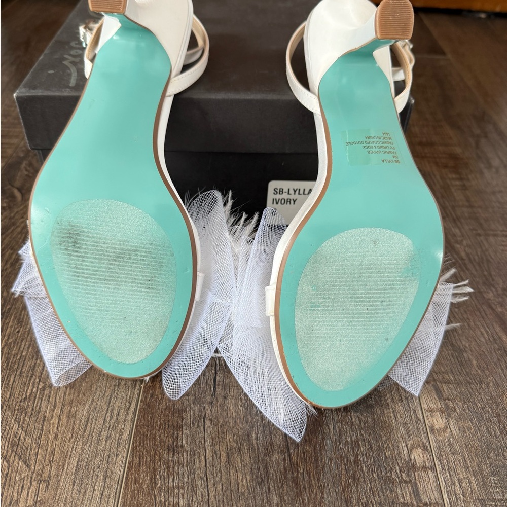 Betsey Johnson Ivory Lylla bow heels 8 - Picture 3 of 6